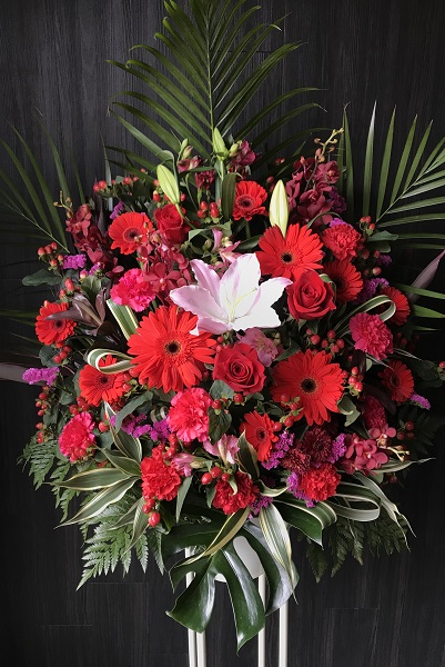 赤を基調にしたシックな高級スタンド花 [1段]