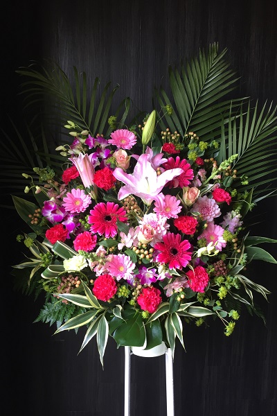 ピンクグラデーションの豪華スタンド花 [1段]