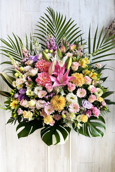 カラフルでありながら上品な雰囲気も楽しめる高級スタンドフラワー [1段]